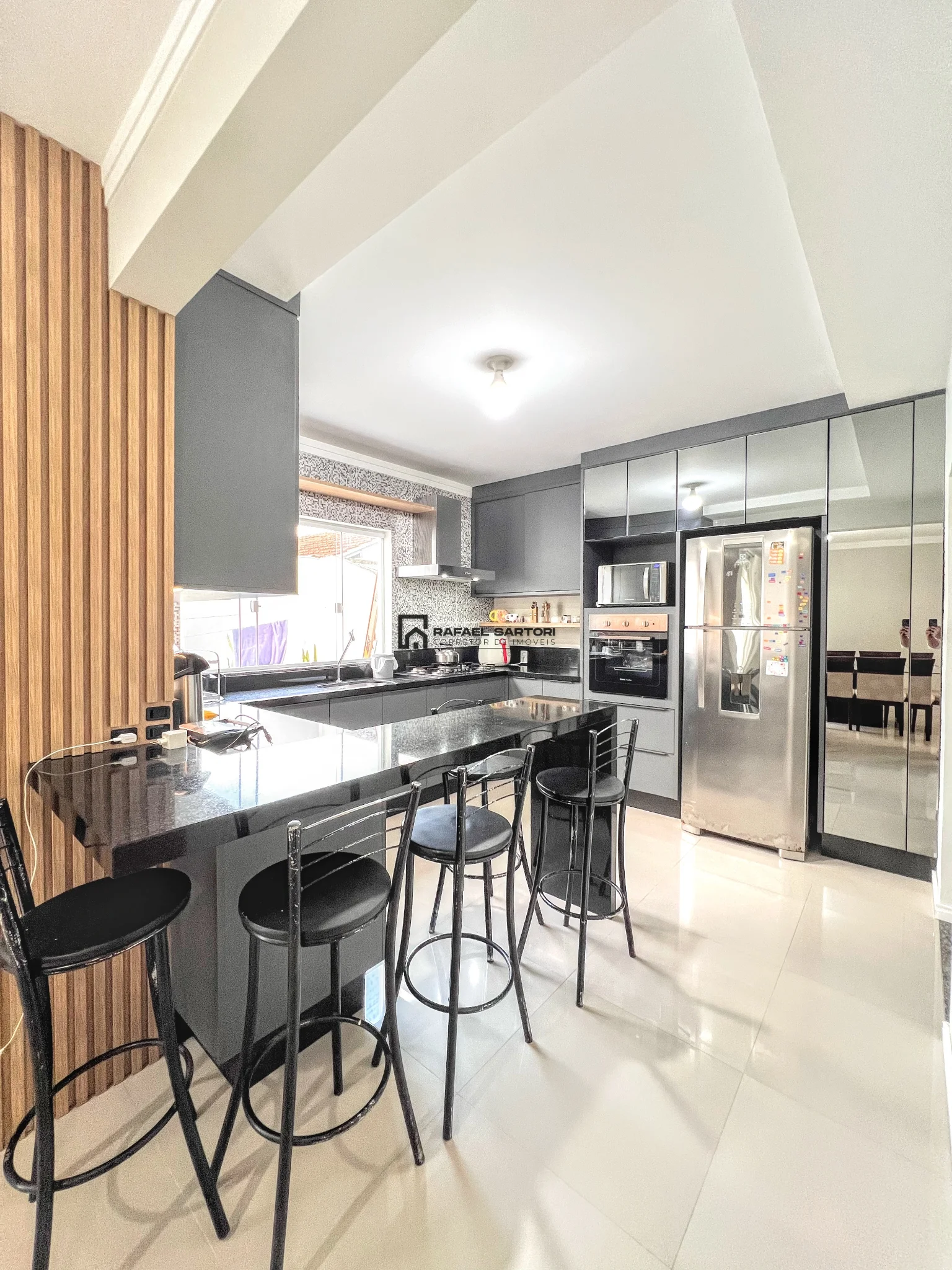 CASA EM MEIO LOTE NO CENTRO