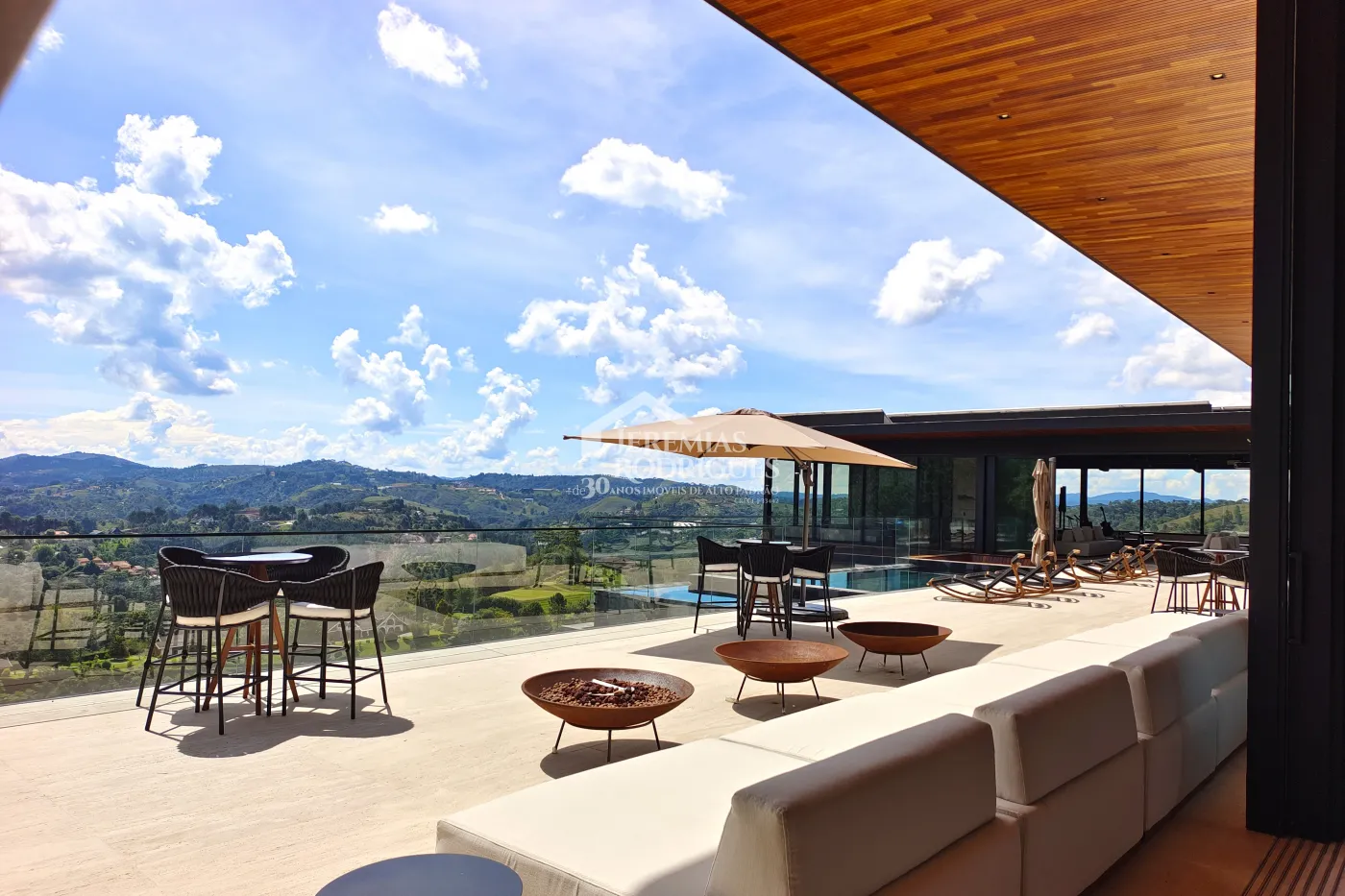 Mansão à venda com 11 suítes no Condomínio Gran Ville em Campos do Jordão/SP.