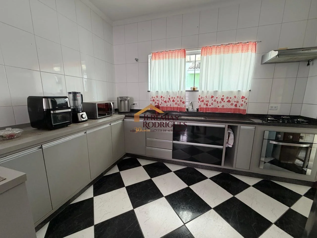 Casa à venda no Condomínio Real Ville em Pindamonhangaba/SP.