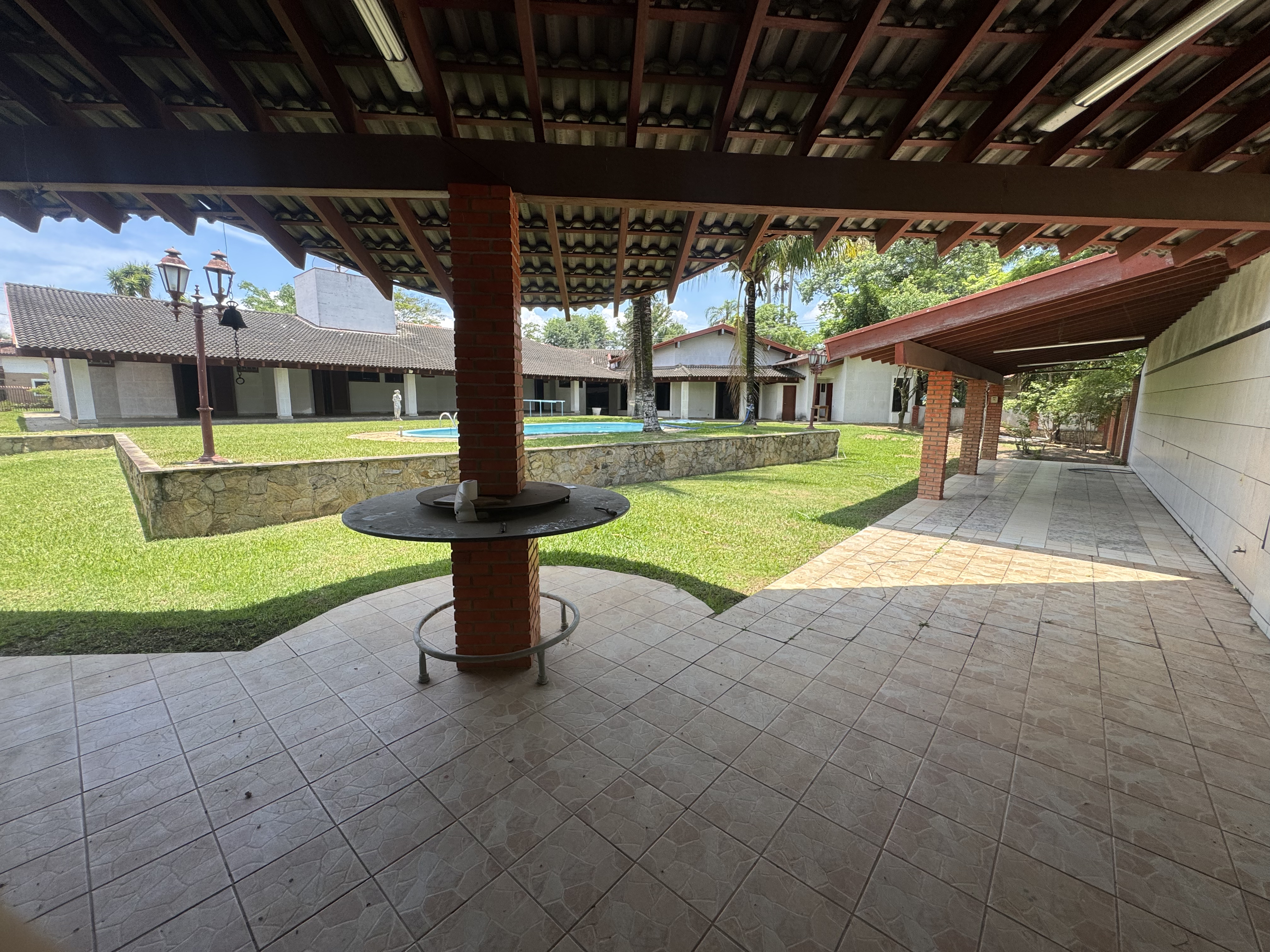 Casa à venda com 5 dormitórios no Condomínio Village Paineiras em Pindamonhangaba/SP.