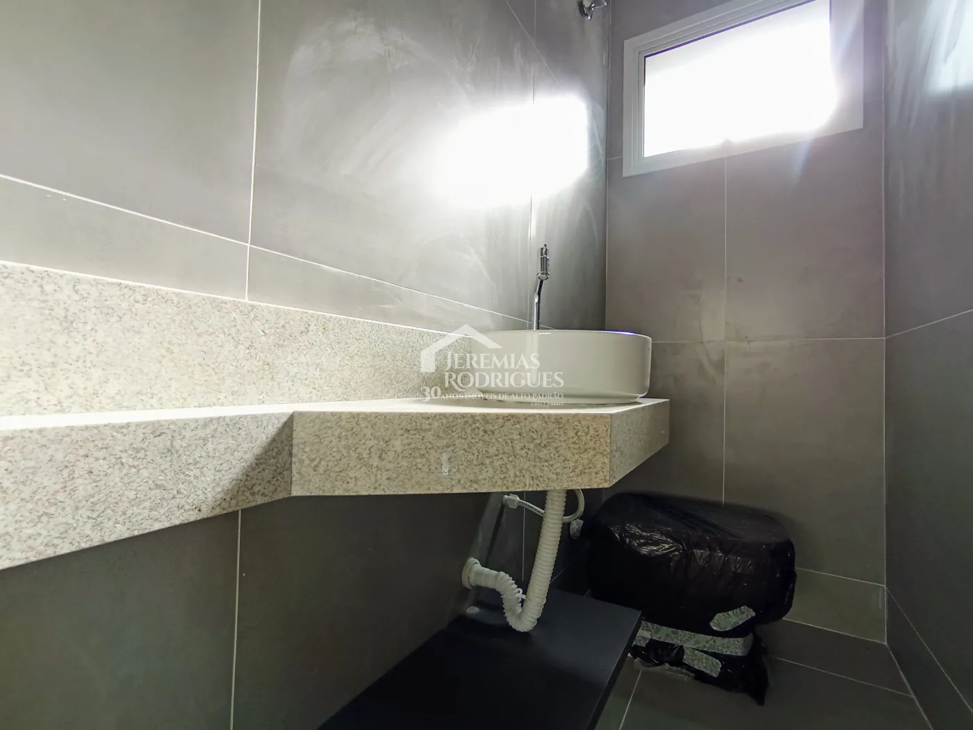 Casa à venda com 3 dormitórios no Condomínio Taubaté Village em Taubaté/SP.