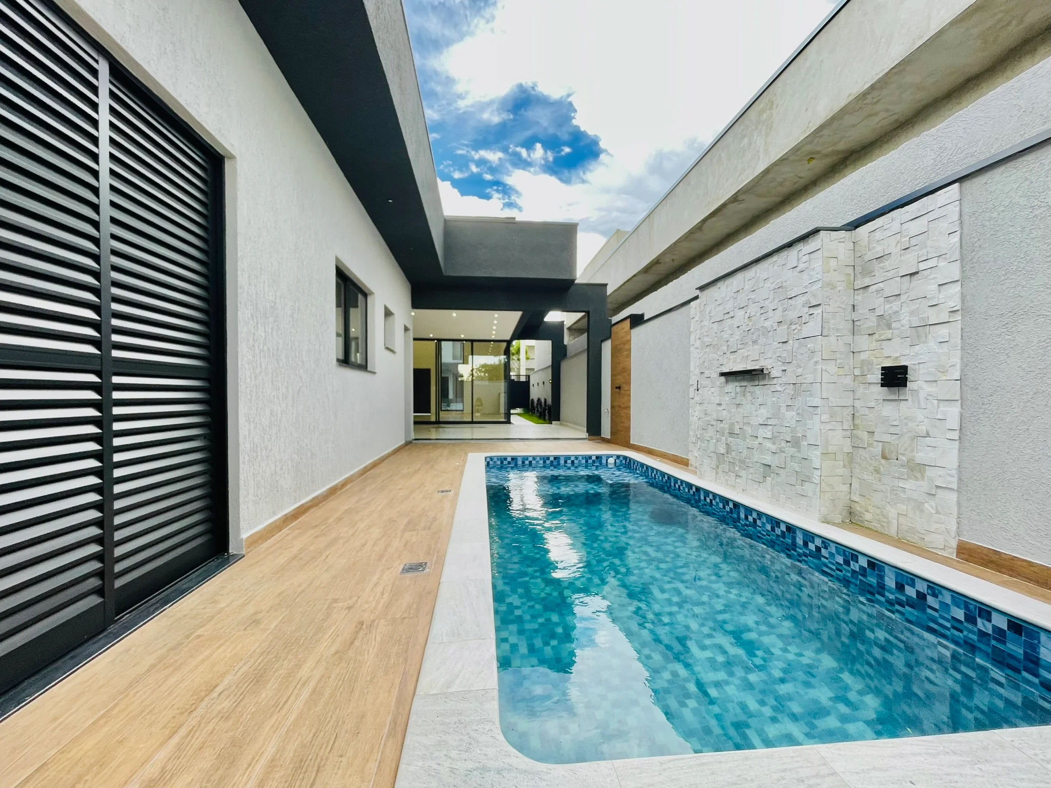 Casa à venda com 3 suítes no Condomínio Ouro Ville em Taubaté/SP. 