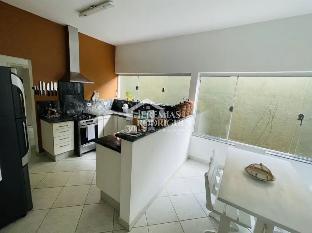 Casa à venda com 3 dormitórios no bairro Jardim das Nações em Taubaté/SP. 