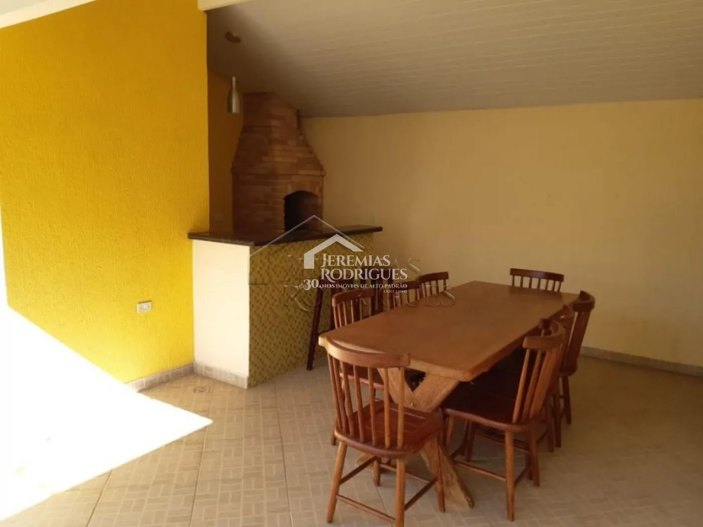 Casa à venda com 3 dormitórios no Condomínio Jatobá em Tremembé/SP.