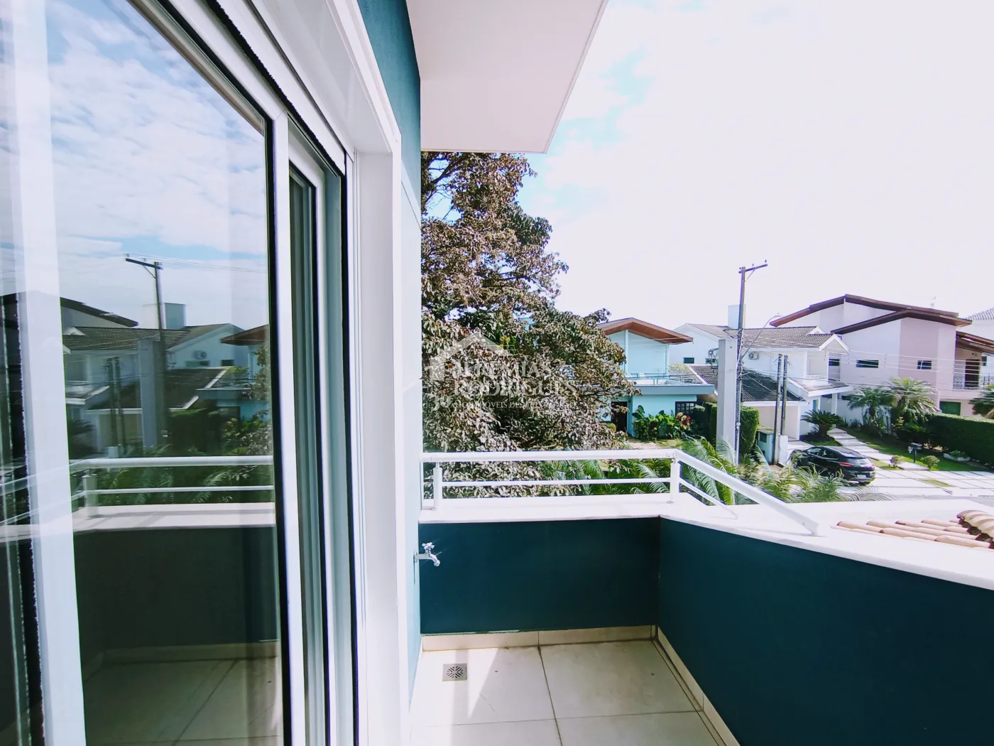 Casa para venda e locação com 4 suítes no Condomínio Taubaté Village em Taubaté/SP.