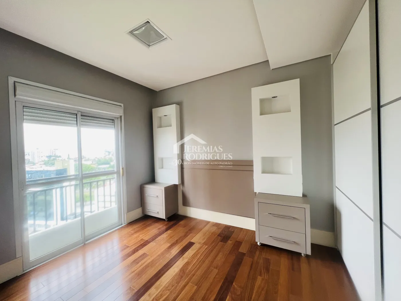 Apartamento à venda com 3 suítes no Edifício Des Arts em Taubaté/SP.