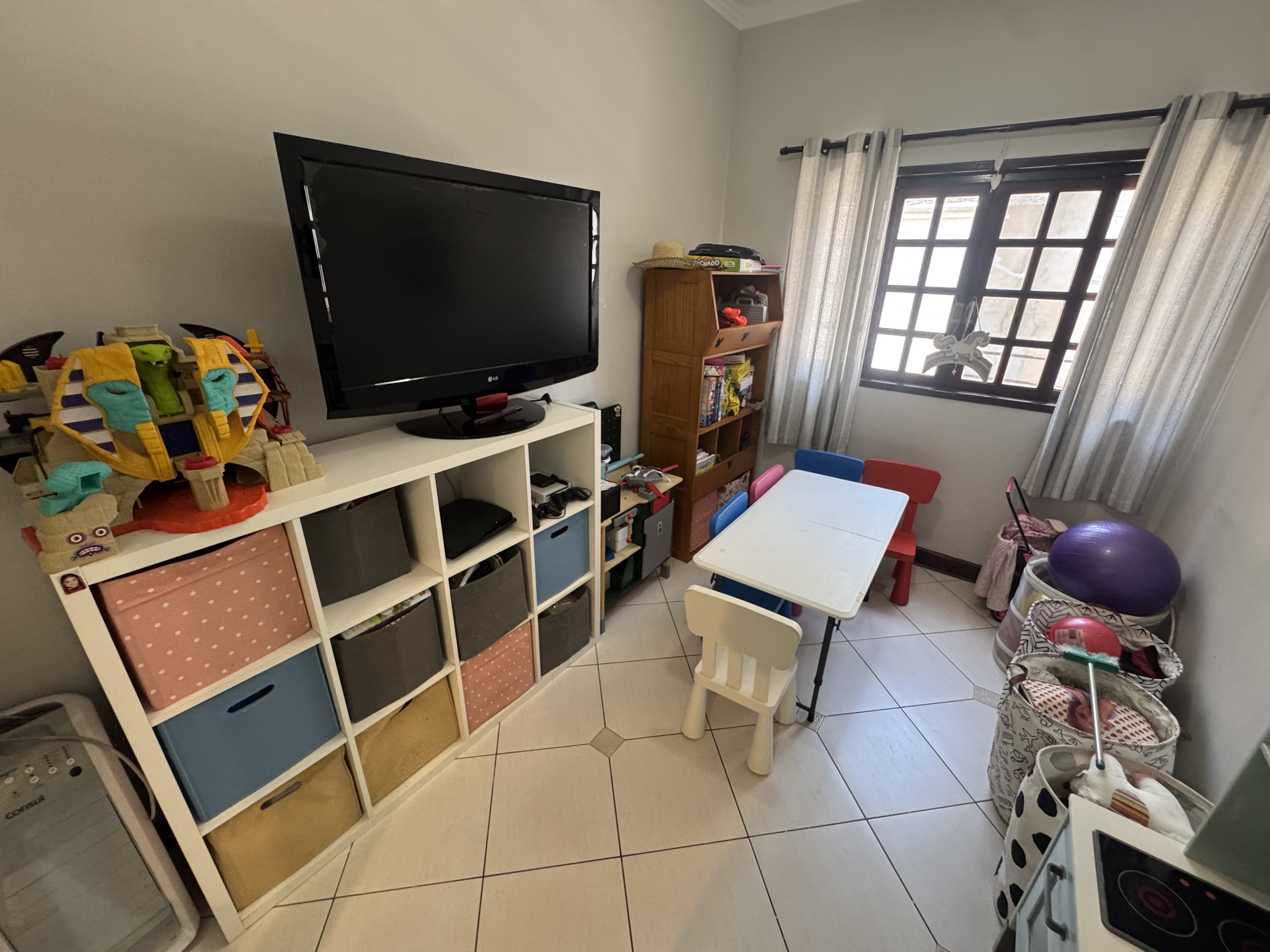 Casa à venda com 4 dormitórios no Condomínio Village Paineiras em Pindamonhangaba/SP.