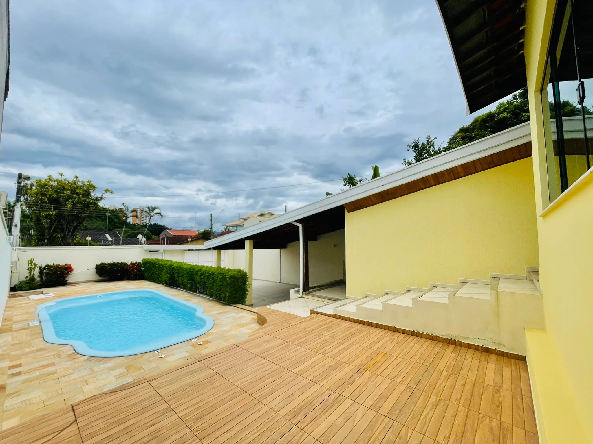 Casa à venda com 3 dormitórios no bairro Jardim das Nações em Taubaté/SP. 
