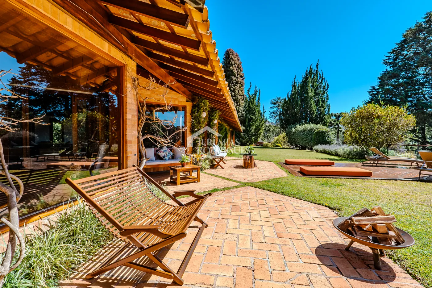 Mansão à venda com 7 suítes no Condomínio Vila Simonsen em Campos do Jordão/SP.