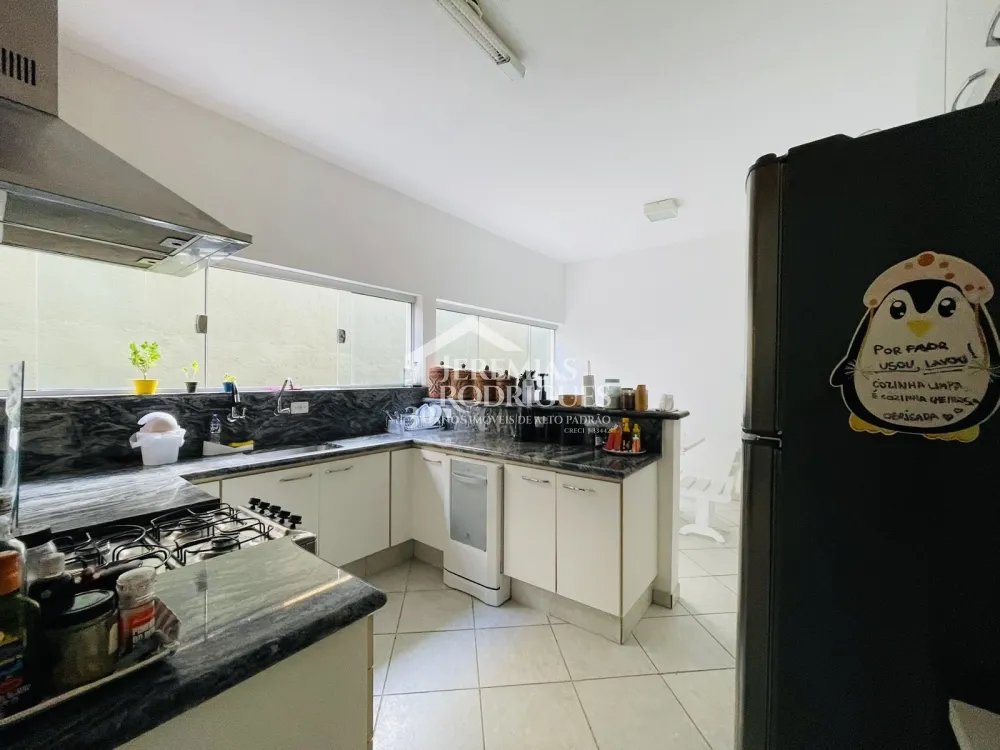 Casa à venda com 3 dormitórios no bairro Jardim das Nações em Taubaté/SP. 