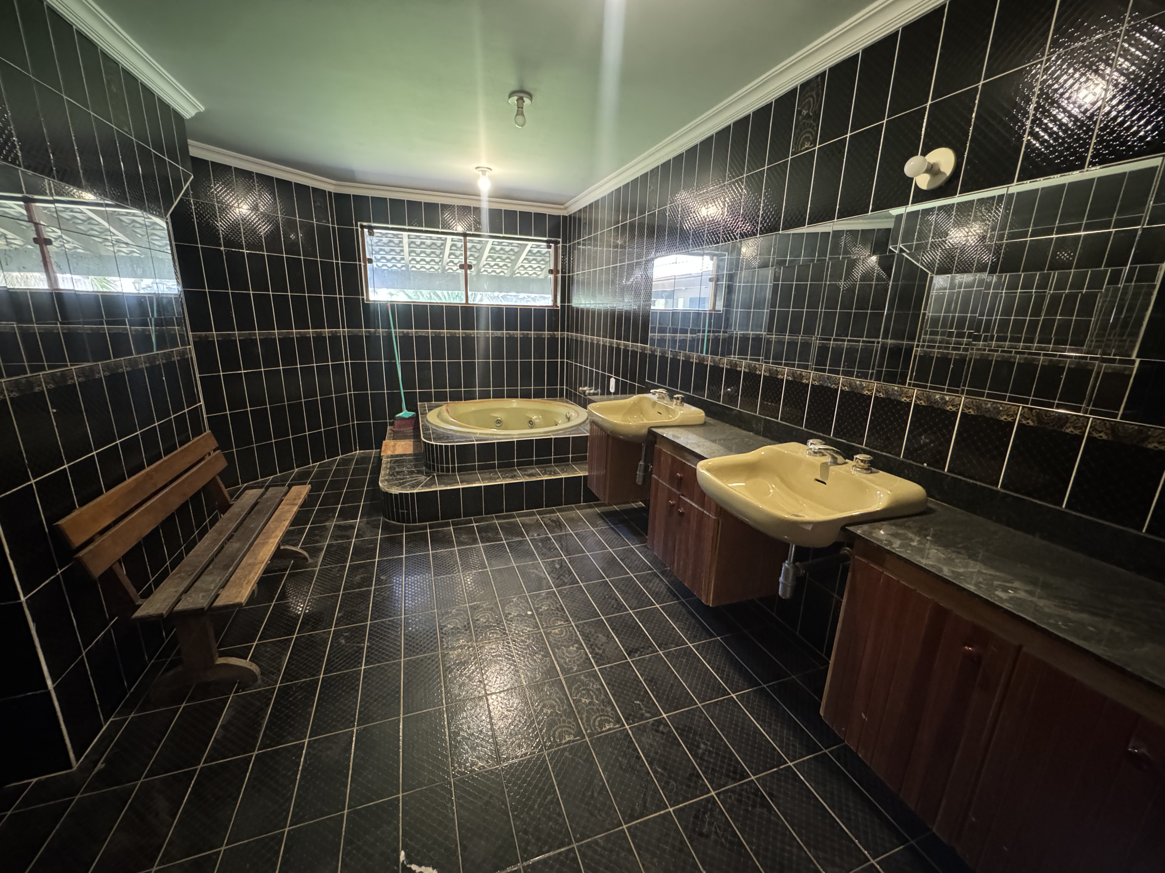 Casa à venda com 5 dormitórios no Condomínio Village Paineiras em Pindamonhangaba/SP.