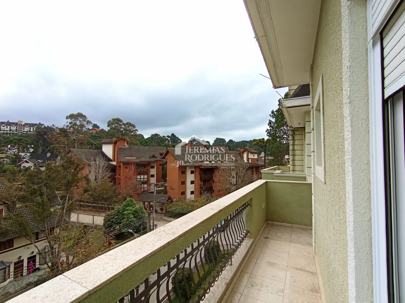 Apartamento duplex à venda com 4 suítes, 401 m² no Condomínio Chateau D Amboise em Campos do Jordão/SP.