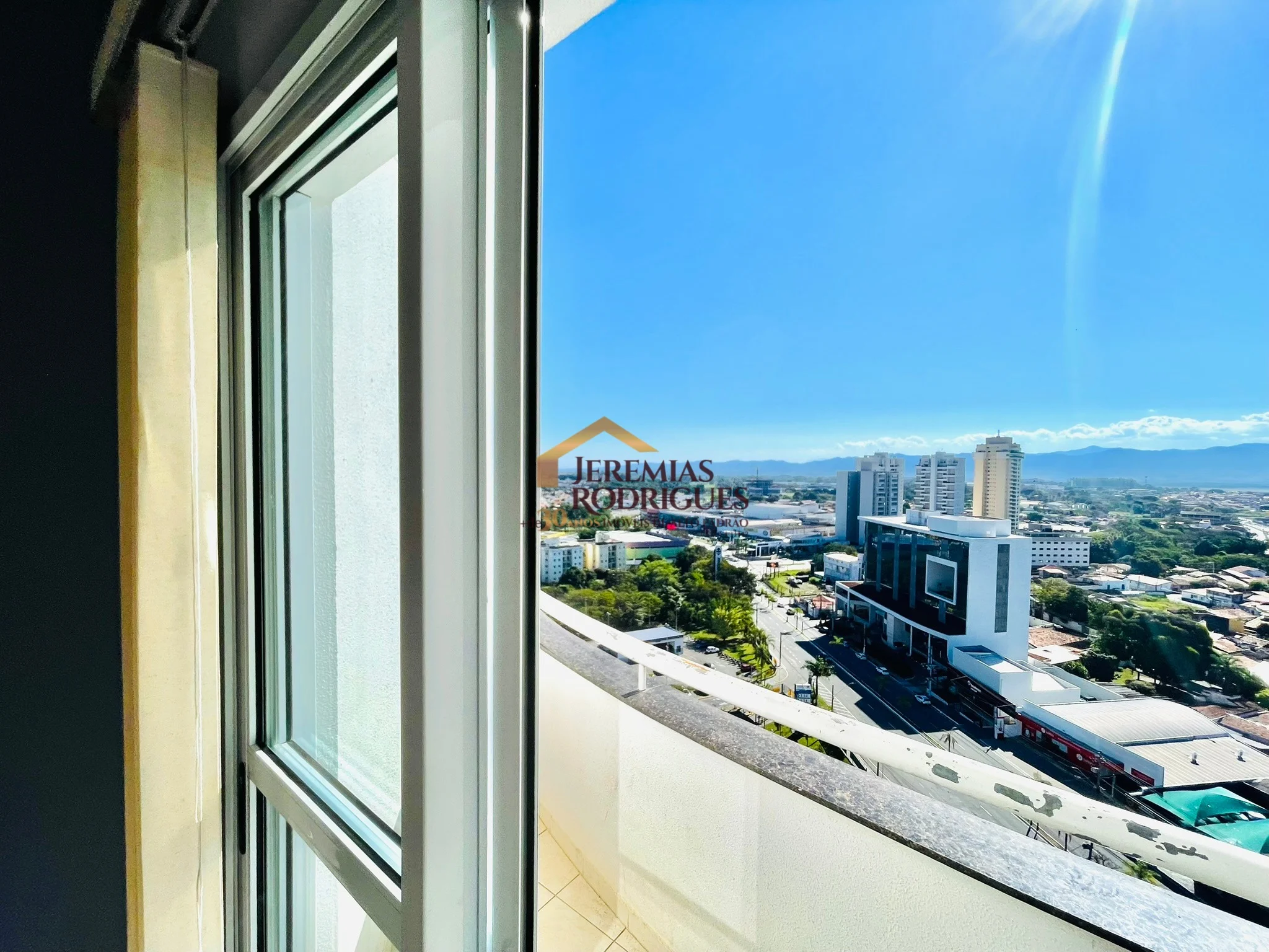 Cobertura Duplex semimobiliada para locação no Edifício Village Towers em Taubaté/SP.