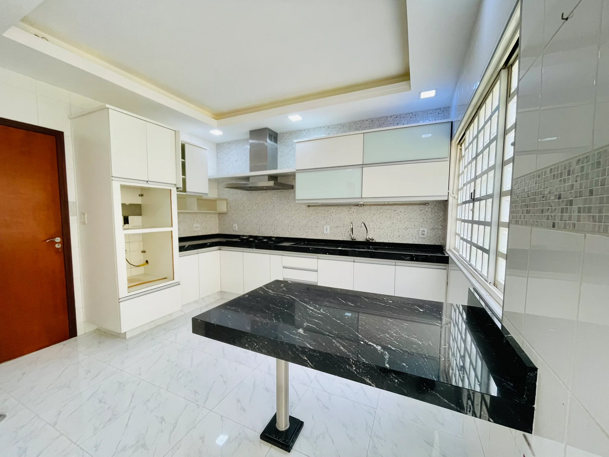 Casa à venda com 3 dormitórios no bairro Jardim das Nações em Taubaté/SP. 