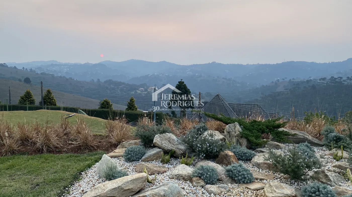 Casa à venda com 4 suítes no Condomínio Jardim Monte Belo em Campos do Jordão/SP.