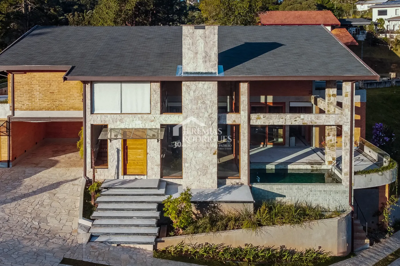 Casa com 4 suítes no condomínio Reserva Figueiredo em Campos do Jordão/SP