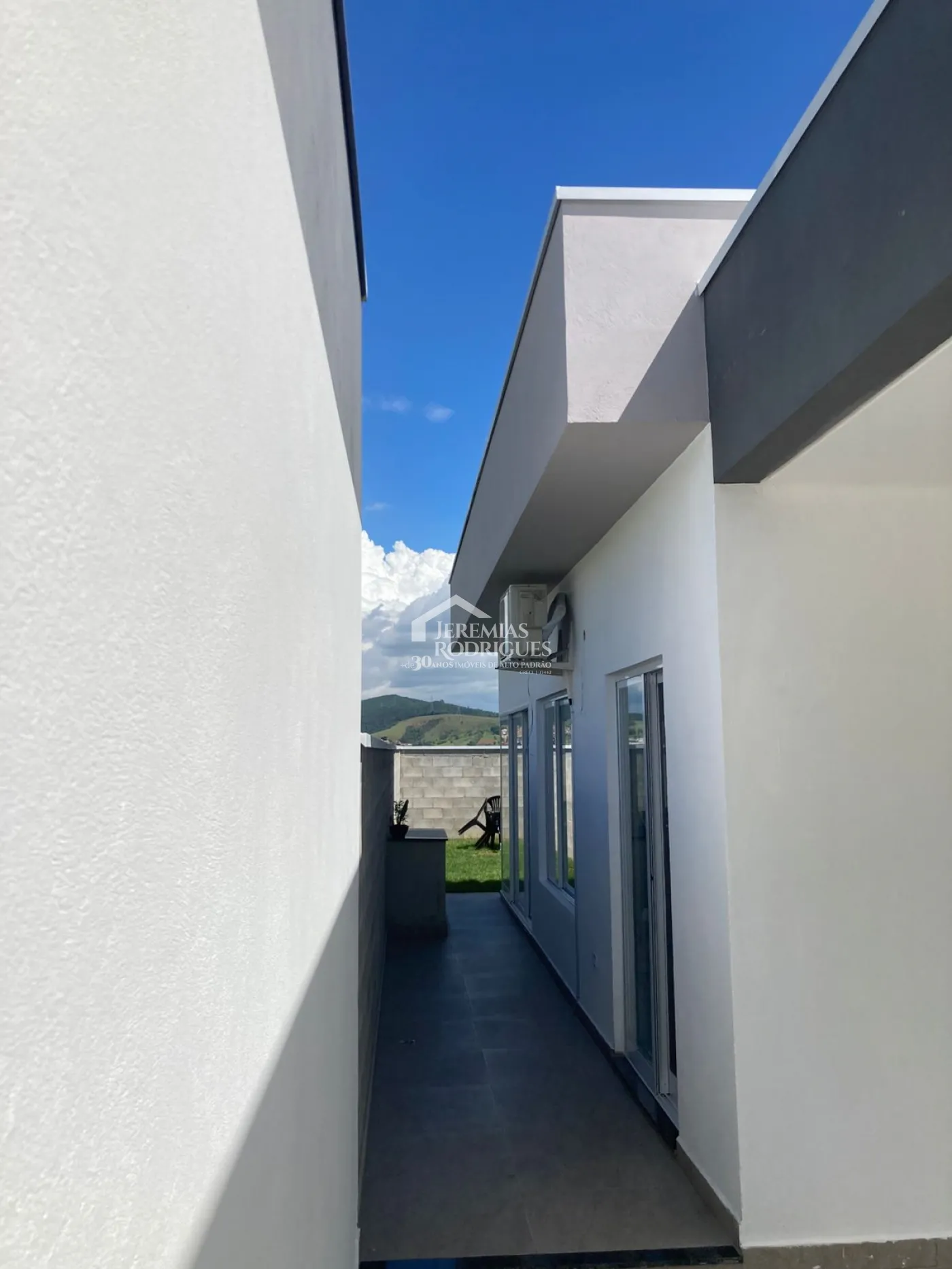 Casa assobradada à venda com 3 dormitórios no Condomínio Cataguá Way Norte em Taubaté/SP.