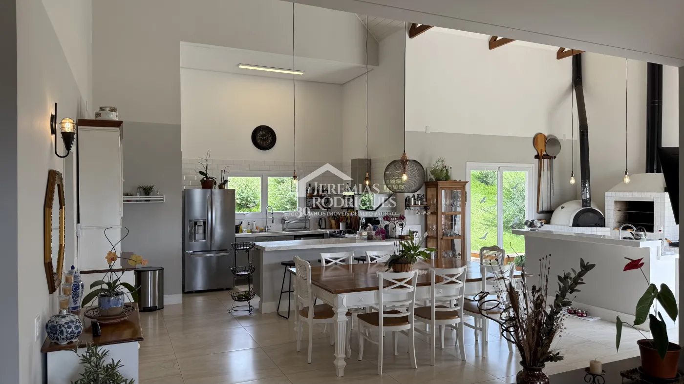 Casa à venda com 4 suítes no Condomínio Jardim Monte Belo em Campos do Jordão/SP.