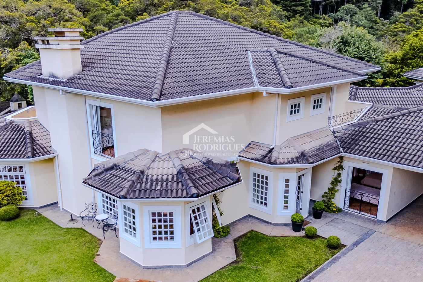 Casa com 6 suítes, 700 m² - Condomínio Vila Simonsen - Campos do Jordão/SP.