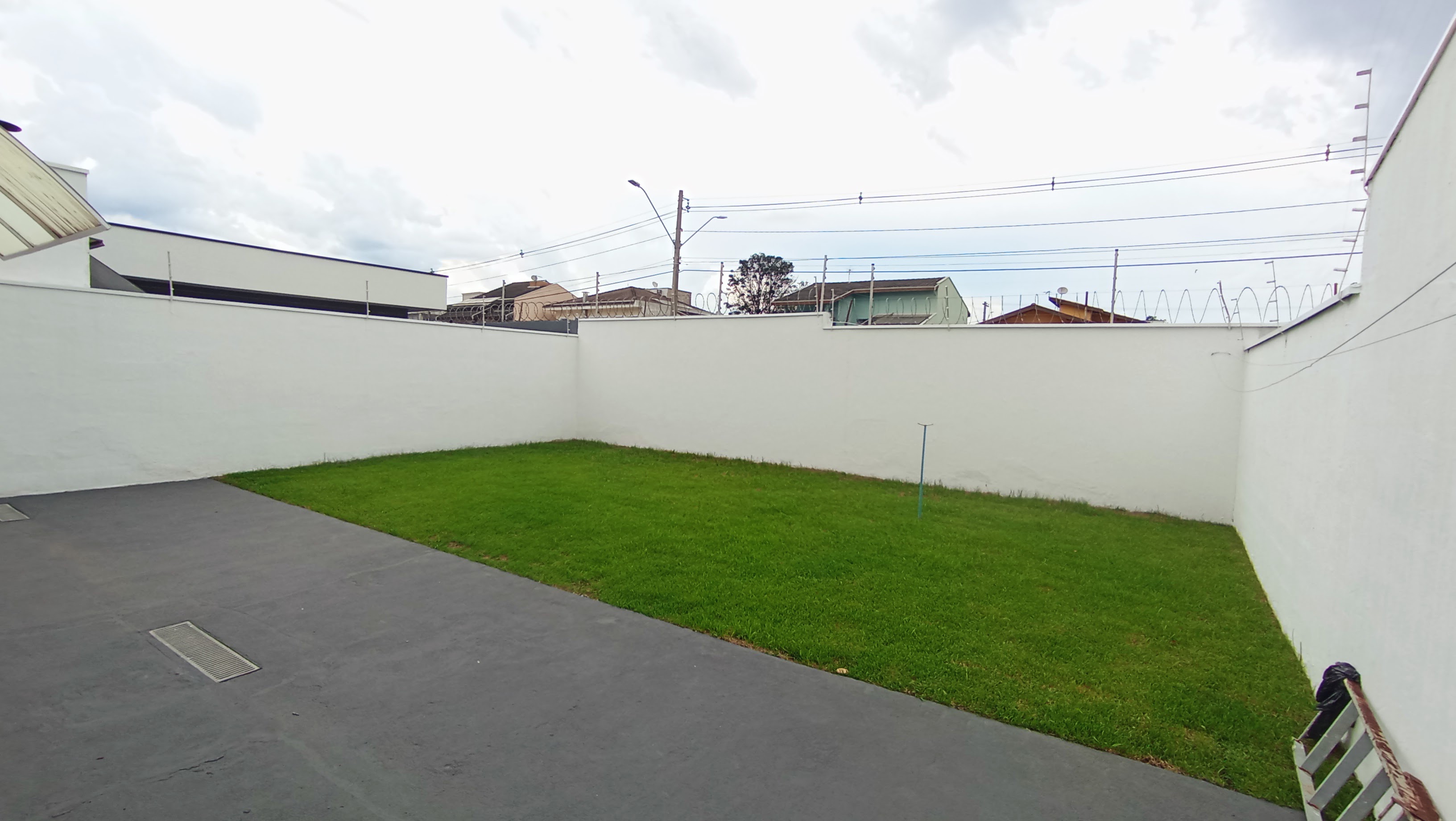 Casa para locação com 3 suítes no Condomínio Campos do Conde II - Chambord em Tremembé/SP.