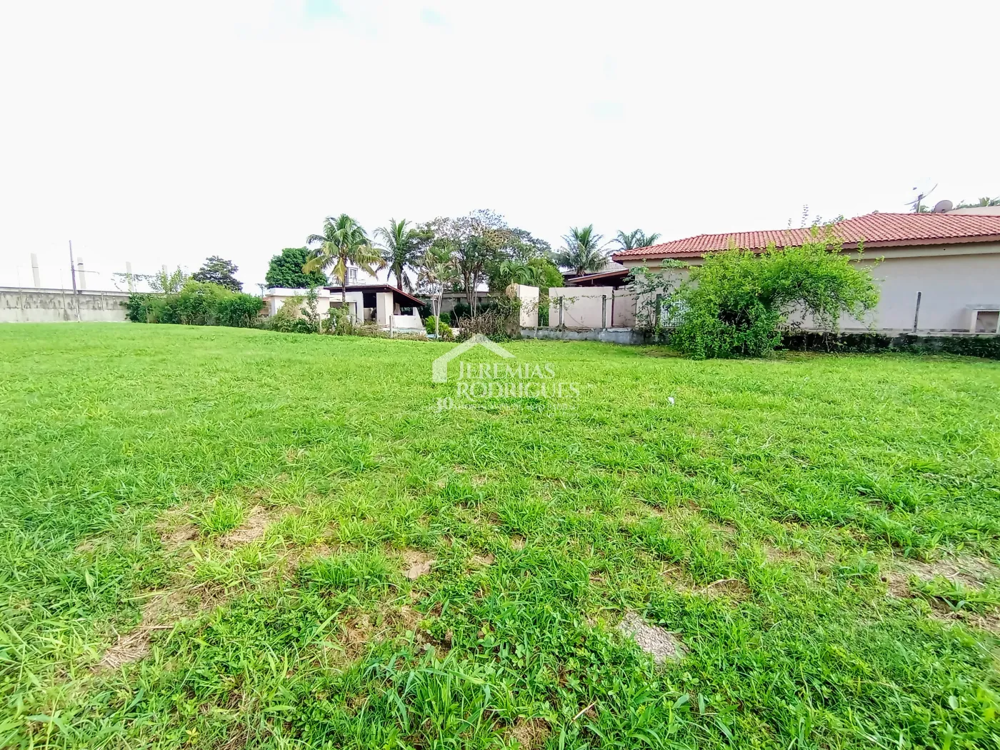 Terreno à venda com 1.234,50 m² no Condomínio Village Paineiras em Pindamonhangaba/SP.