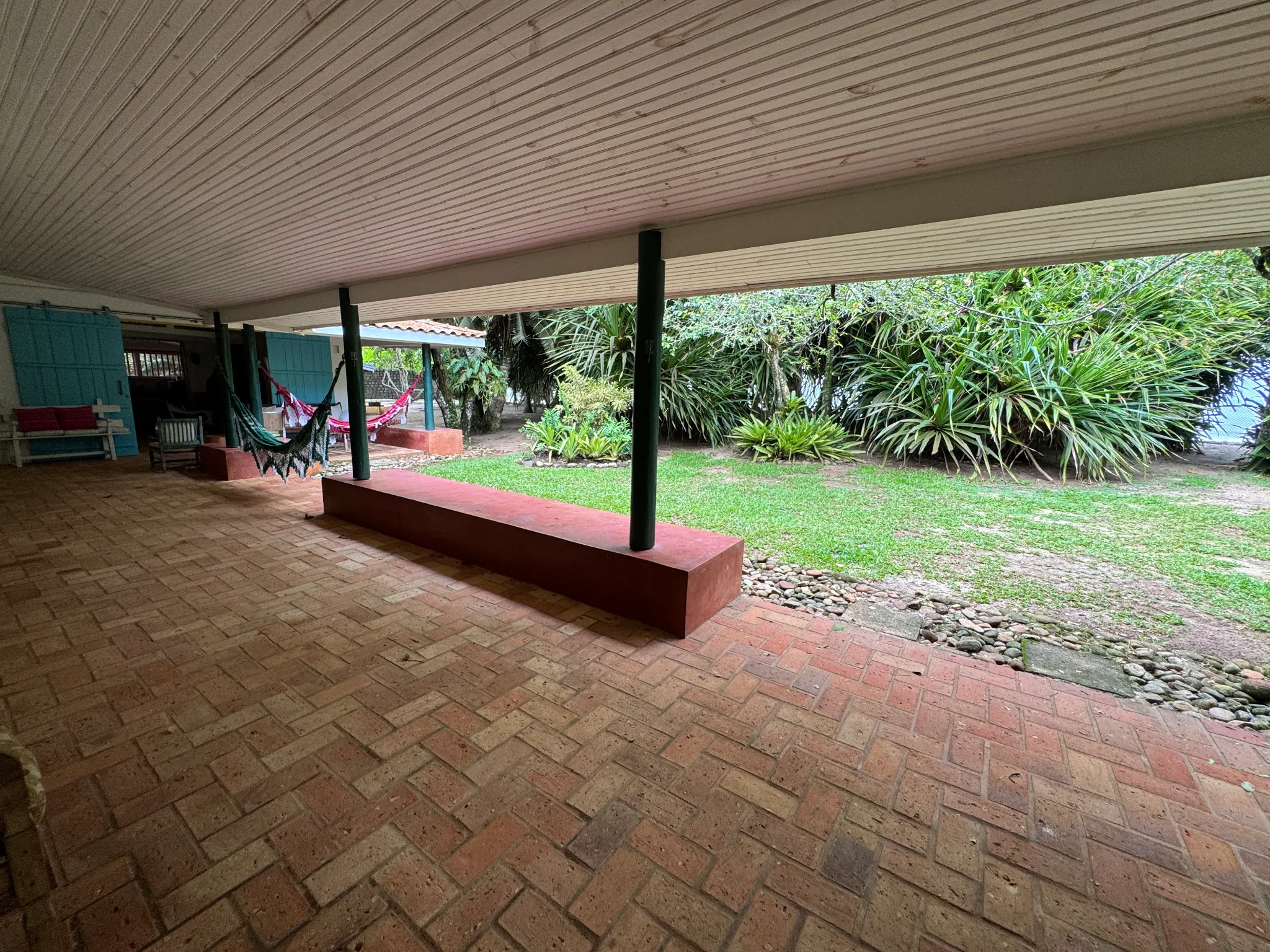 Casa à venda com 5 dormitórios na Praia Vermelha do Centro em Ubatuba/SP. 