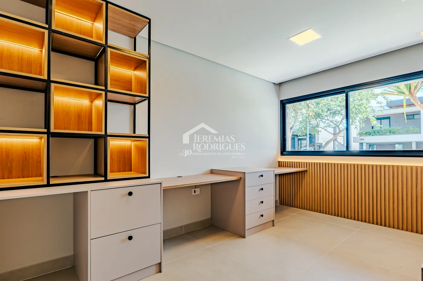 Casa à venda com 4 suítes no Condomínio Residencial Alphaville II em São José dos Campos/SP.