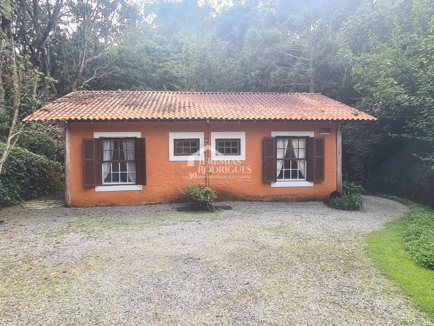 Chácara à venda com 400 m² no bairro Santa Cruz em Santo Antônio do Pinhal/SP.