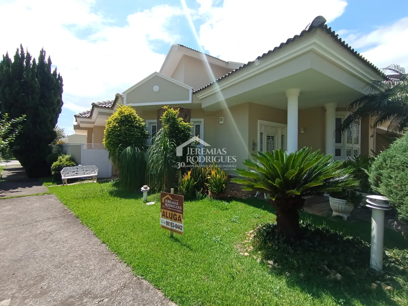Casa para locação com 4 dormitórios no Condomínio Taubaté Village em Taubaté/SP.