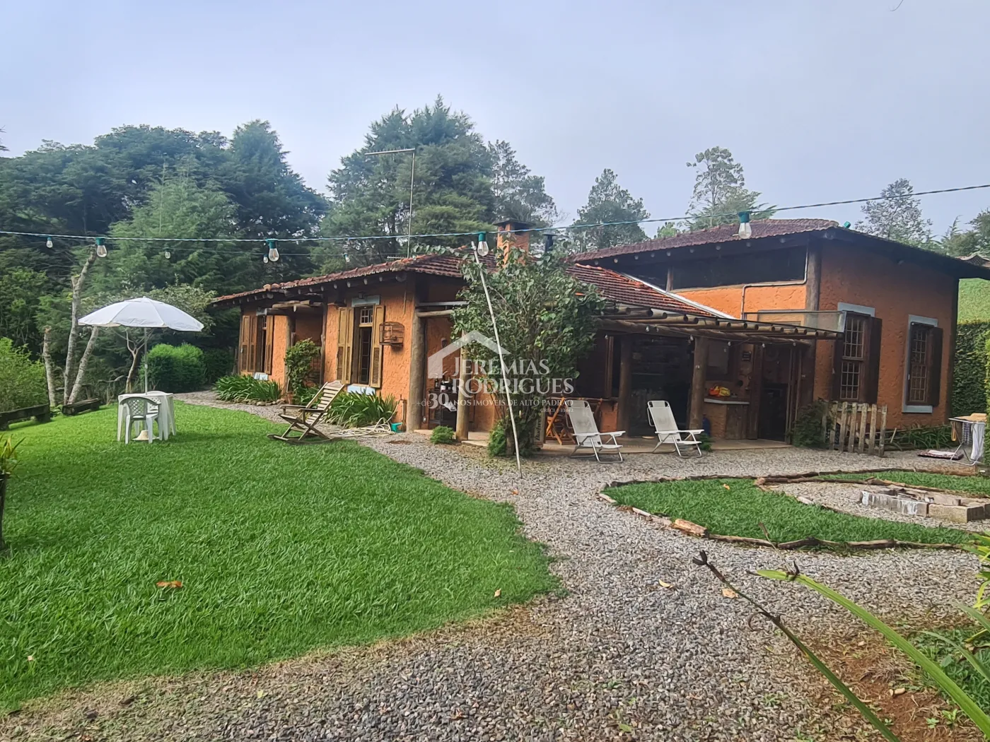 Chácara à venda com 400 m² no bairro Santa Cruz em Santo Antônio do Pinhal/SP.