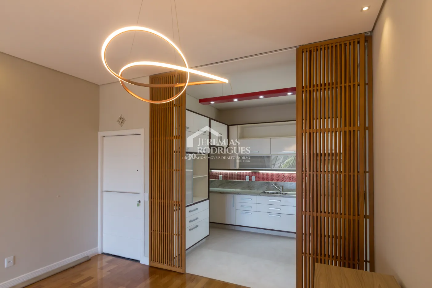 Apartamento à venda com 3 suítes, 274 m² no Edifício Milão em Taubaté/SP.