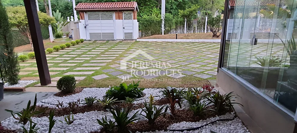 A Imobiliária Jeremias Rodrigues Imóveis de Alto Padrão disponibiliza para venda e locação essa casa no Condomínio Chácaras Cataguá em Taubaté/SP.