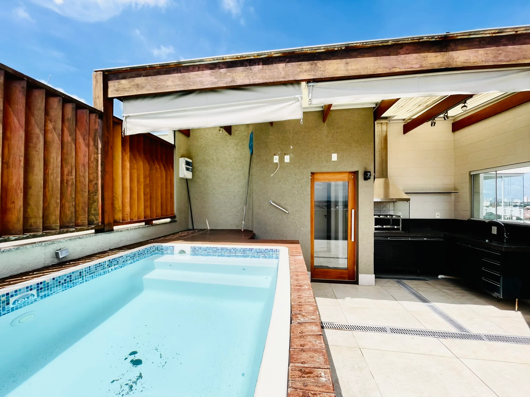 Cobertura duplex com 3 dormitórios no Condomínio Monte Castelo em  Taubaté/SP. 