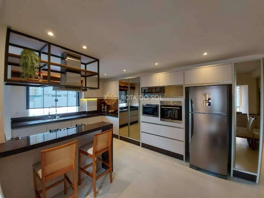 Comodoro apartamento mobiliado com 3 suítes e 2 vagas na Meia Praia Itapema SC