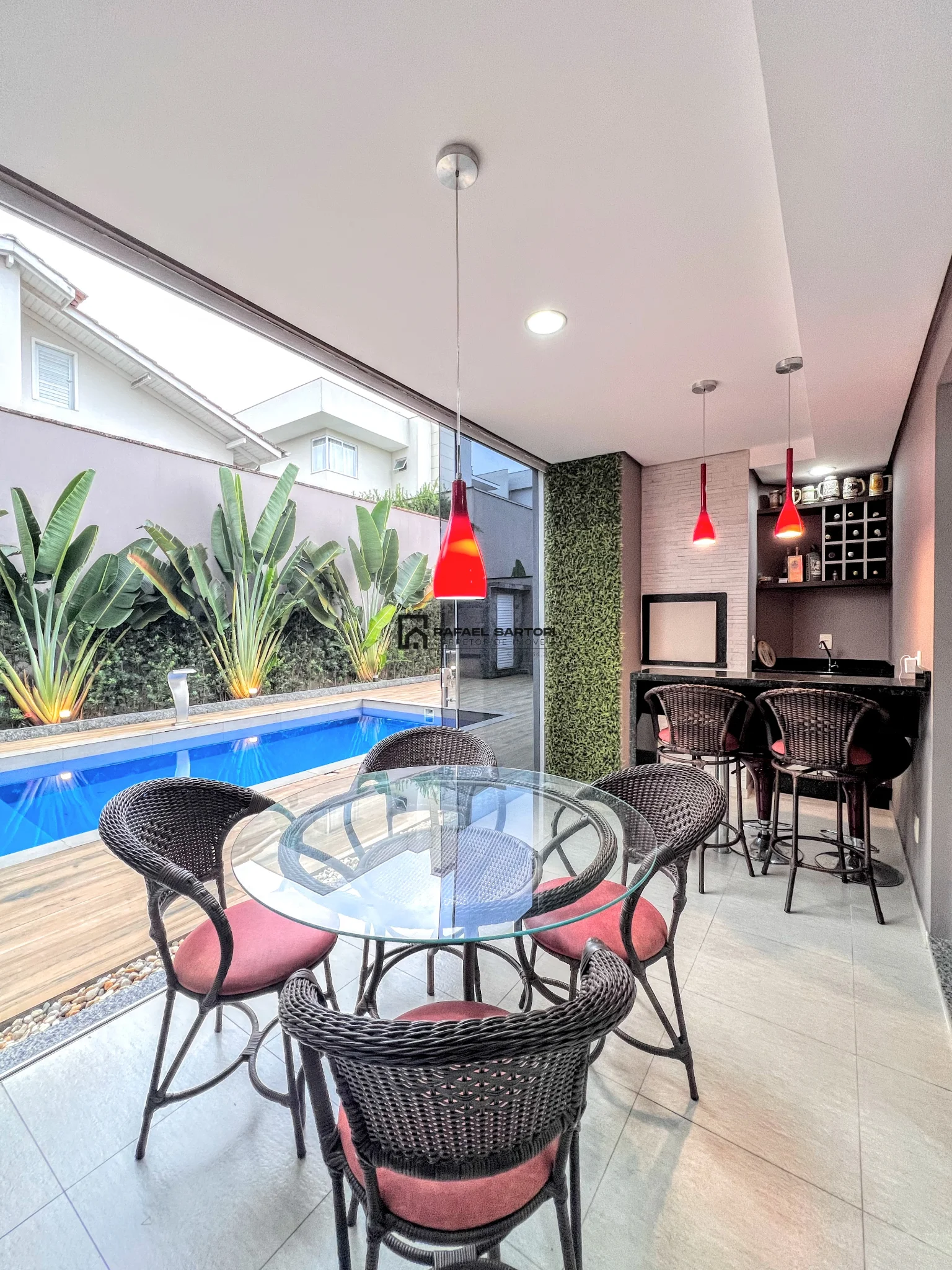 CASA COM 04 SUITES NO AMIZADE