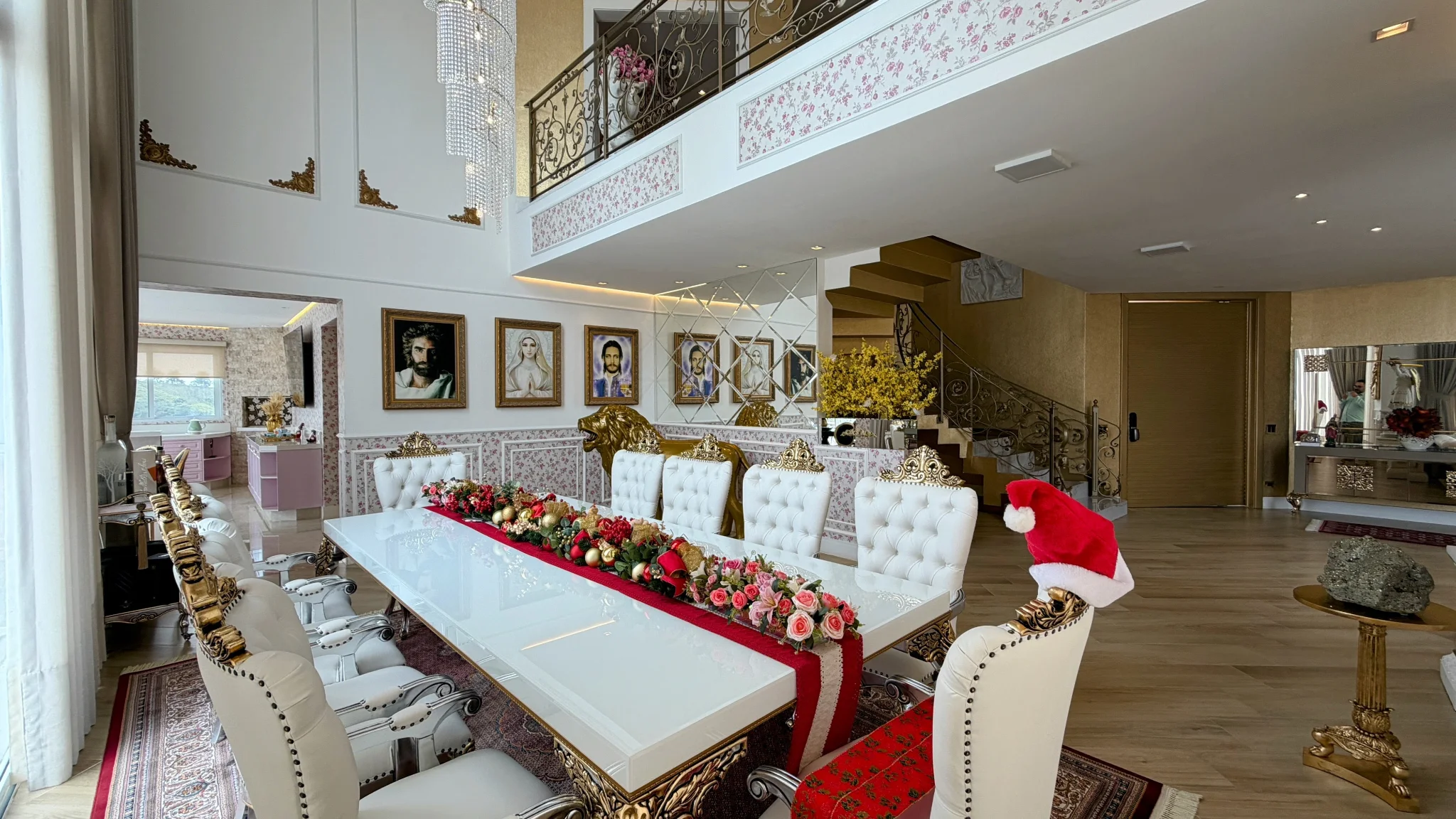 Casa à venda com 4 suítes no  Condomínio Iporanga em Campos do Jordão/SP. 