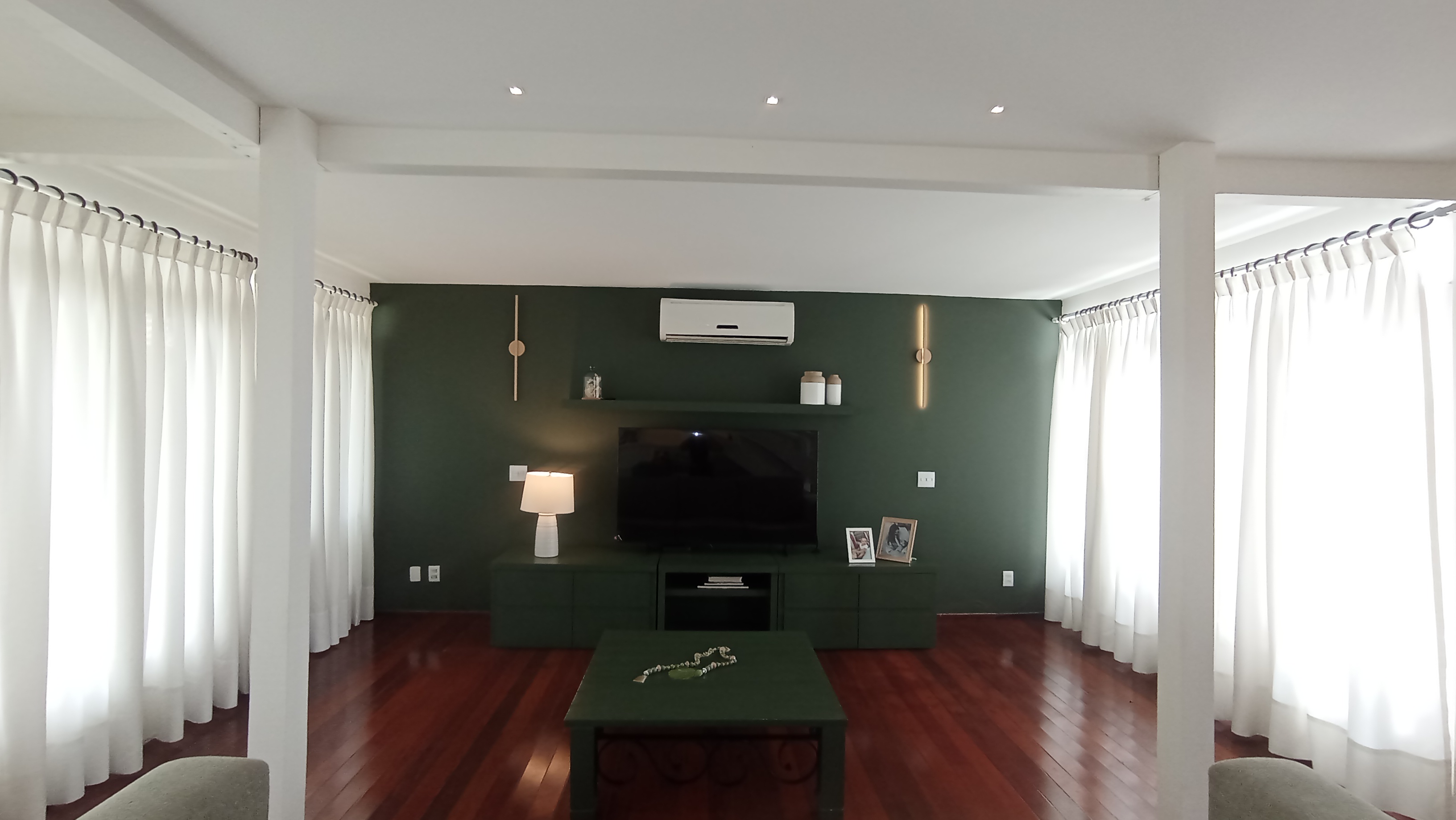 Casa à venda com 3 dormitórios no Condomínio Portal do Sol em Tremembé/SP.