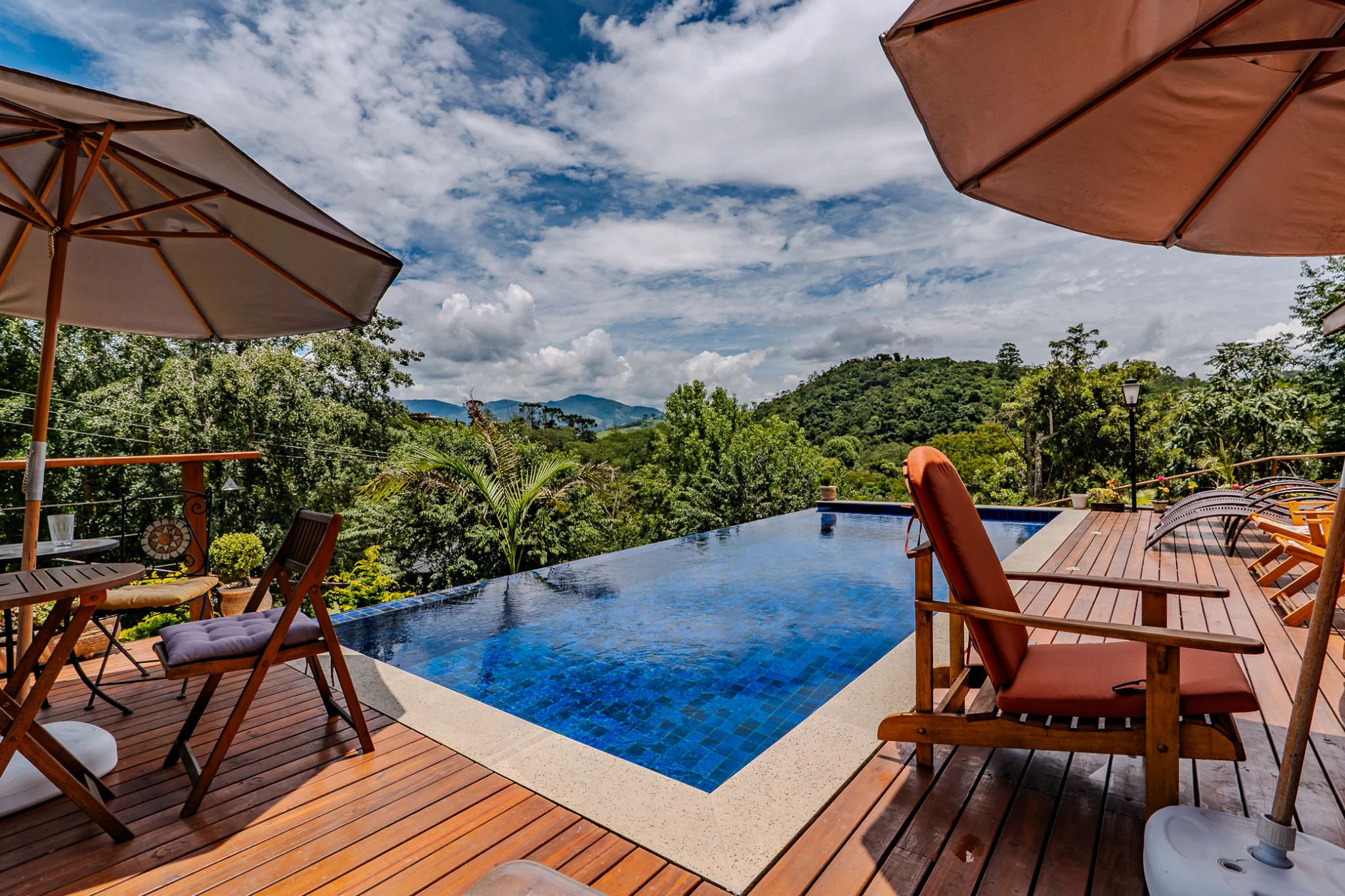Casa à venda com 3 suítes no Condomínio Parque da Mantiqueira em Santo Antônio do Pinhal/SP. 