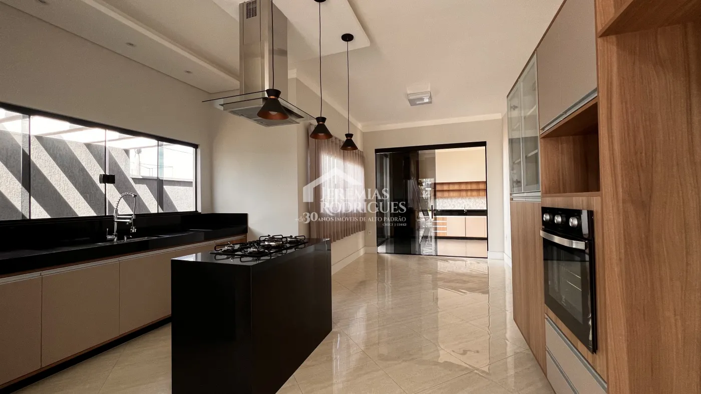 Casa à venda com 3 dormitórios no Condomínio Campos do Conde II em Tremembé/SP.