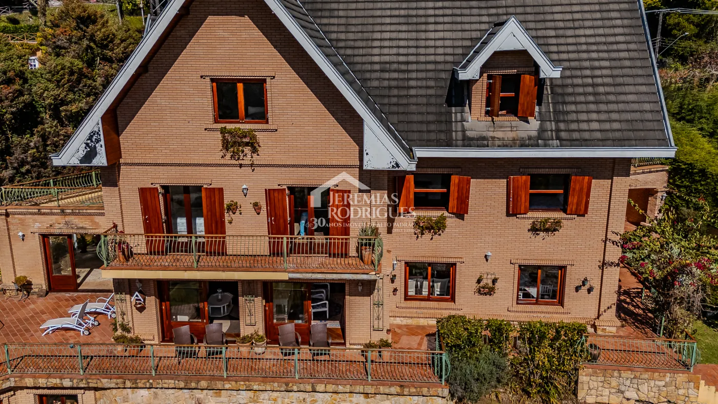 Casa para venda e locação com 5 suítes no Jardim Véu da Noiva em Campos do Jordão/SP