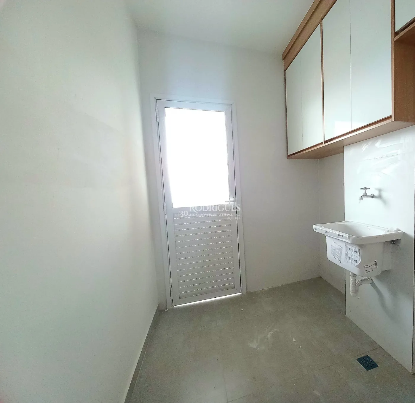 Apartamentos para venda e locação com 2 ou 3 dormitórios, 82 m² no Edifício Santiago em Pindamonhangaba/SP.