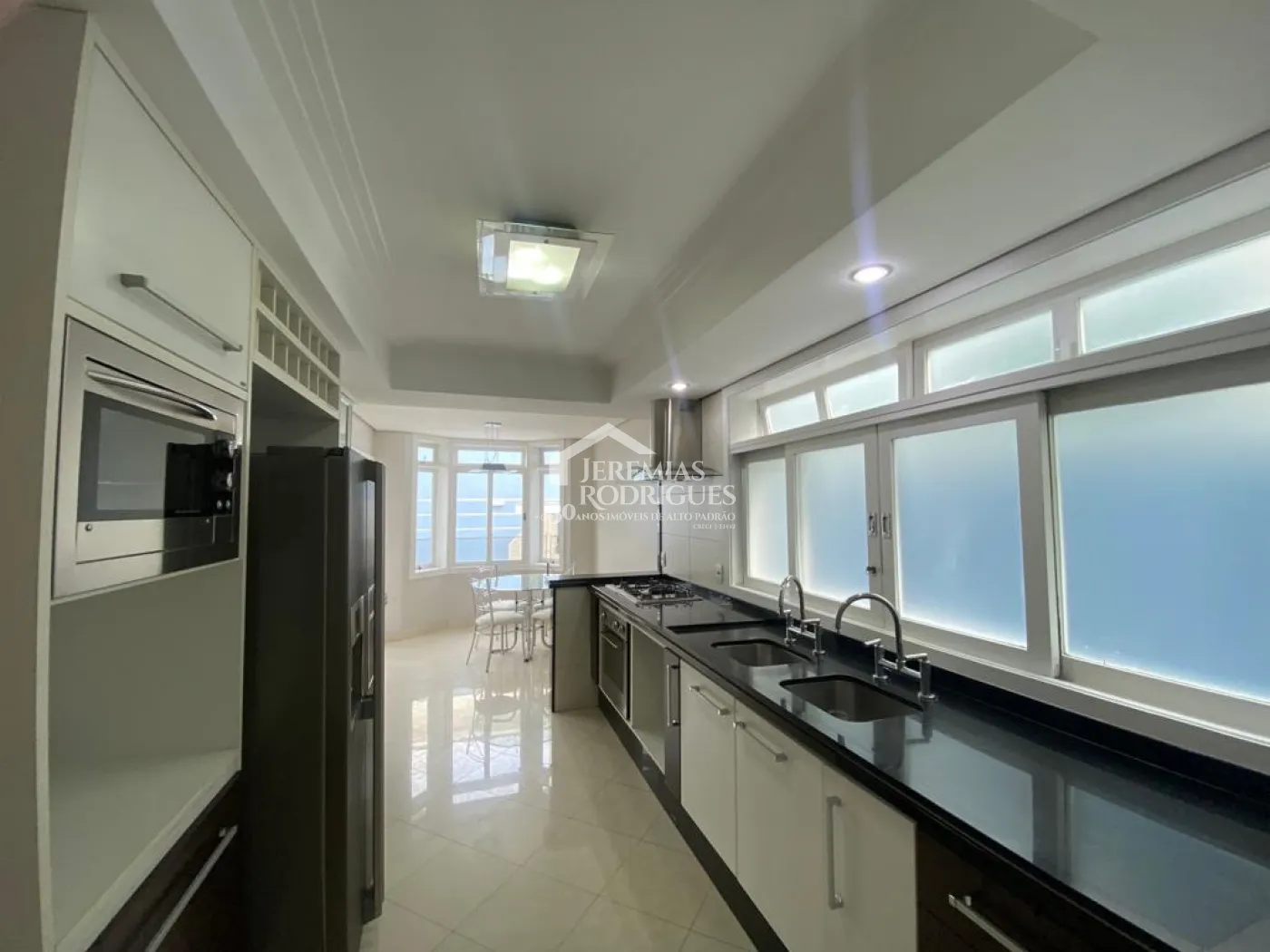 Casa à venda com 4 suítes no Condomínio Taubaté Village em Taubaté/SP. 