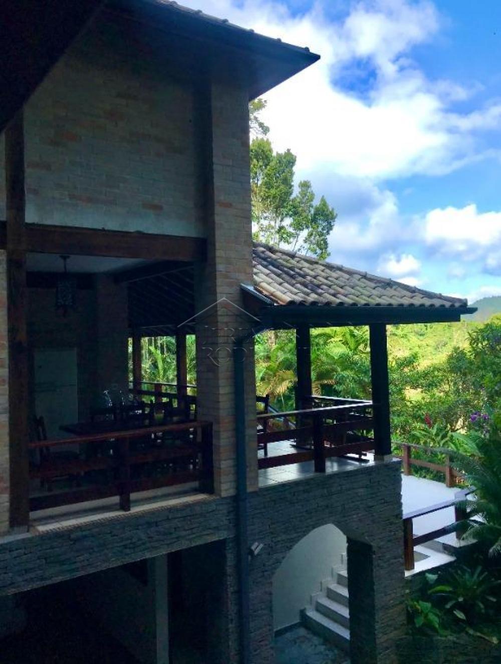 Casa à venda no Condomínio Domingas Dias em Ubatuba/SP.