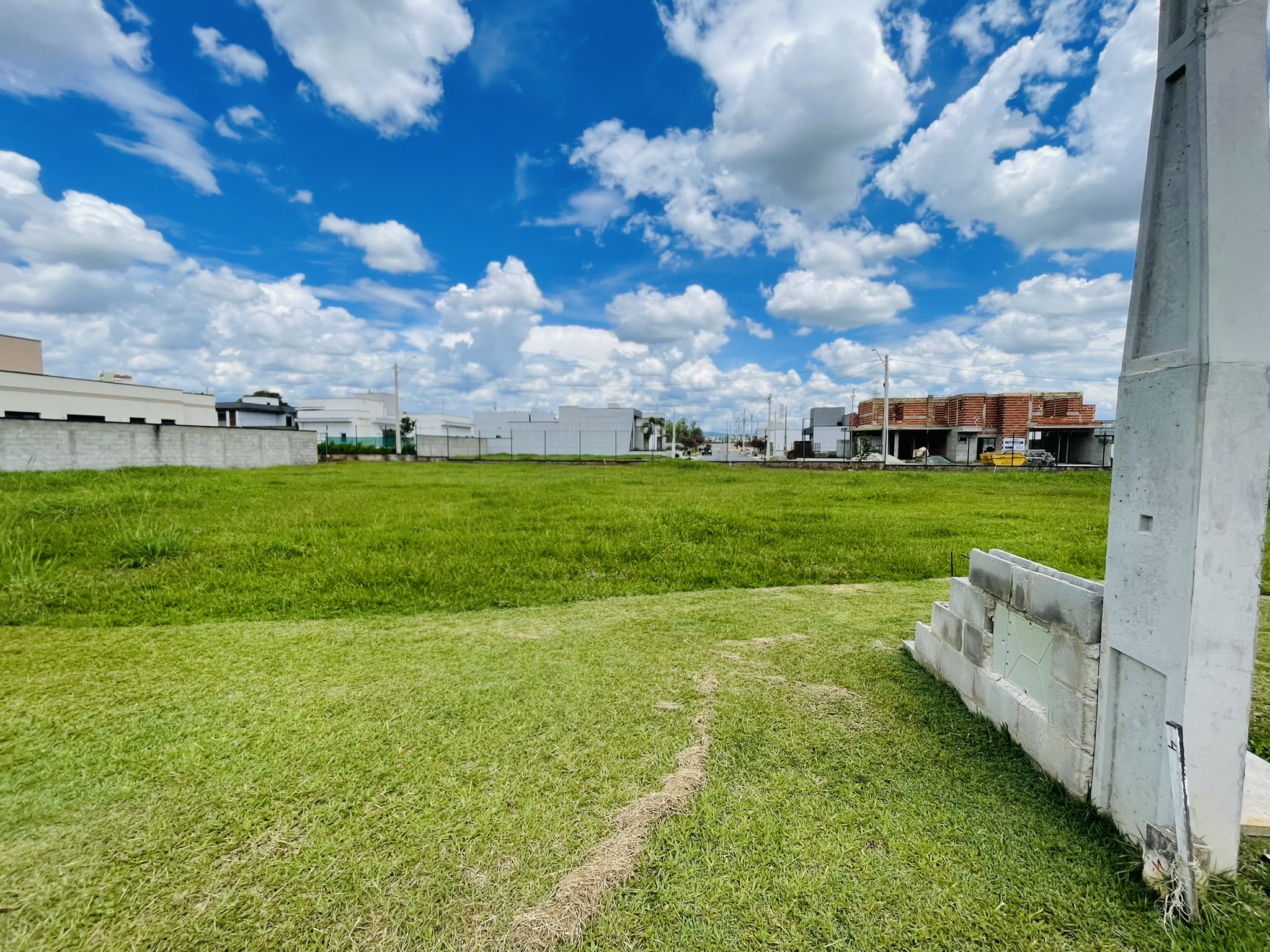 Terreno à venda com 420 m² no Condomínio Reserva Bonsucesso em Pindamonhangaba/SP. 