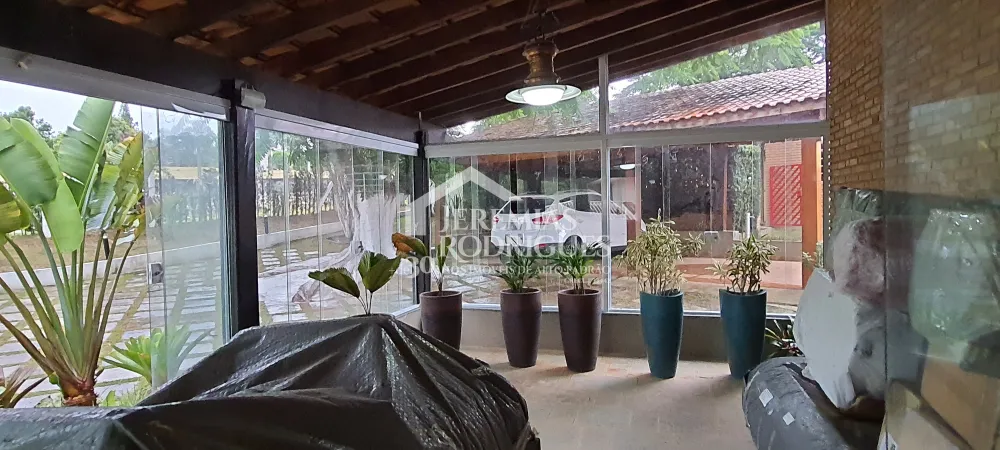 A Imobiliária Jeremias Rodrigues Imóveis de Alto Padrão disponibiliza para venda e locação essa casa no Condomínio Chácaras Cataguá em Taubaté/SP.