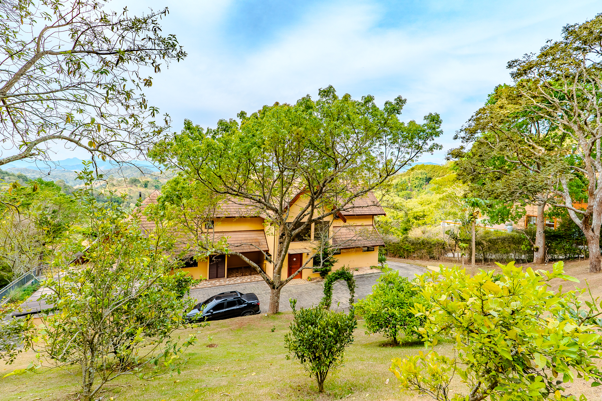 Casa à venda com com 5 suítes no Condomínio Country Club em Santo Antônio do Pinhal/SP. 