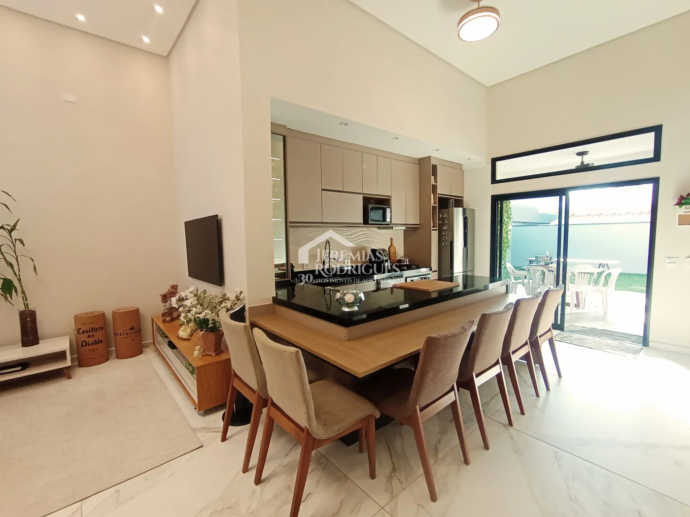 Casa à venda com 3 dormitórios no Condomínio Terras do Vale em Caçapava/SP.