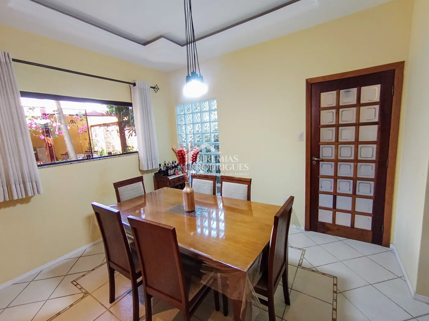 Casa assobradada à venda com 3 suítes no Condomínio Fortaleza em Taubaté/SP.