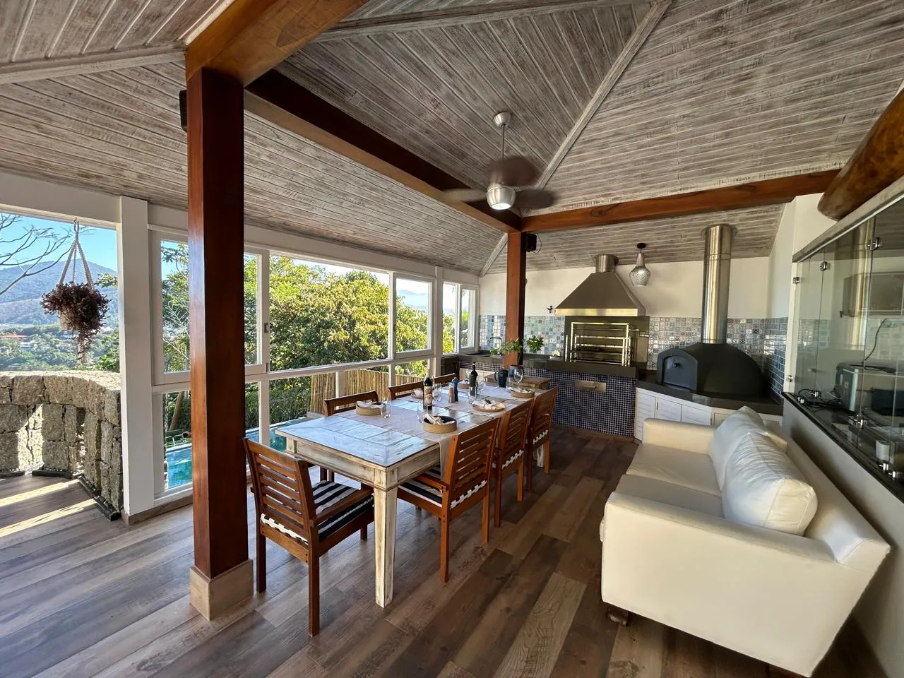 Casa á venda com 4 dormitórios no Condomínio Alto da Praia Vermelha em Ubatuba/SP.