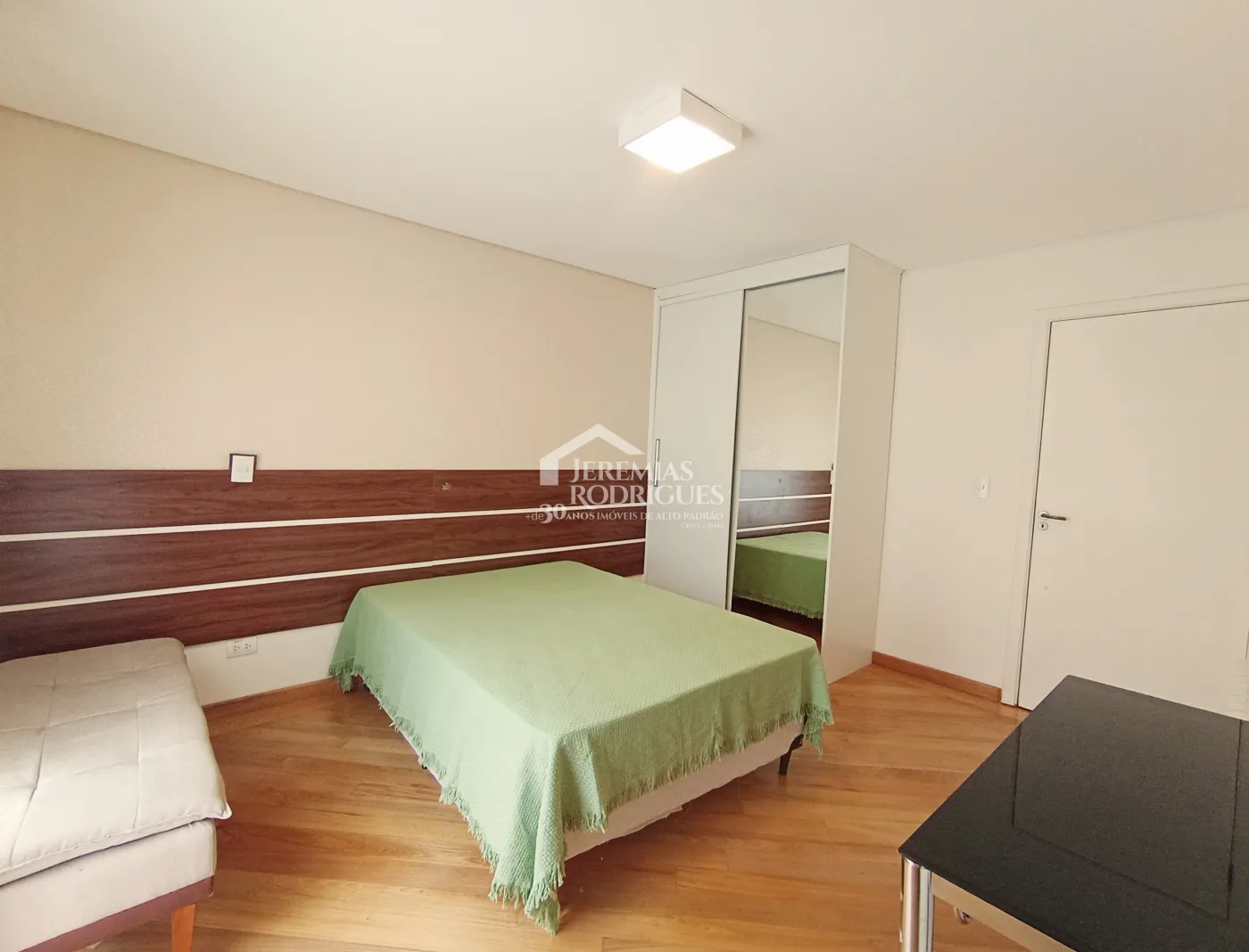 Apartamento duplex à venda com 4 suítes, 401 m² no Condomínio Chateau D Amboise em Campos do Jordão/SP.